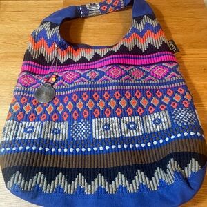 Calorie Multicolor Shoulder Bag. Small zipper pocket inside.